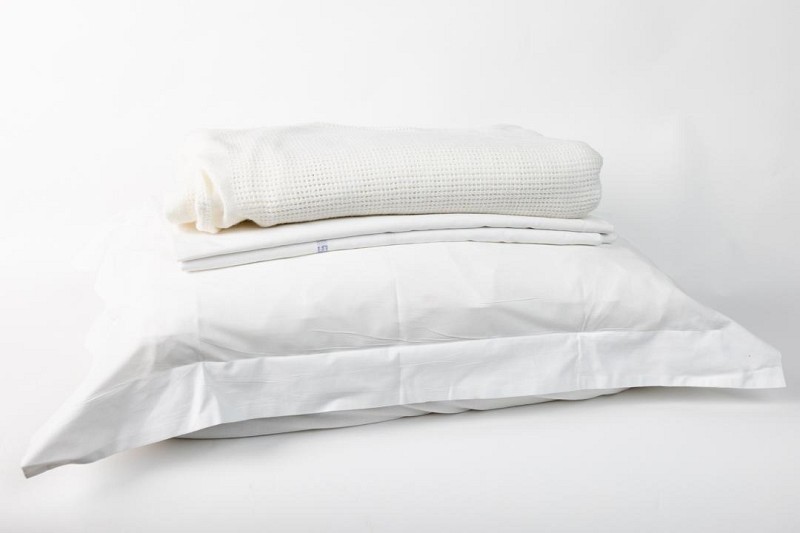 Linen Set With White Cellular Blanket